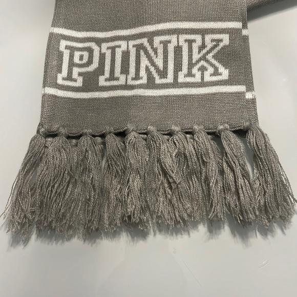 PINK VICTORIA’S SECRET Spellout Knit Scarf w/ Tassels in Gray/White - Picture 4 of 6